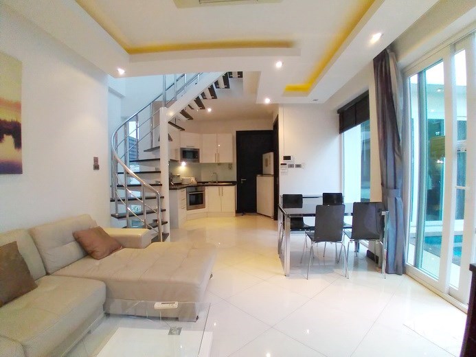 House for rent Jomtien showing the living, dining and kitchen areas 