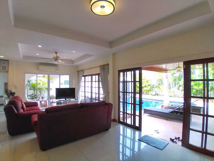 House for rent Jomtien showing the living room 