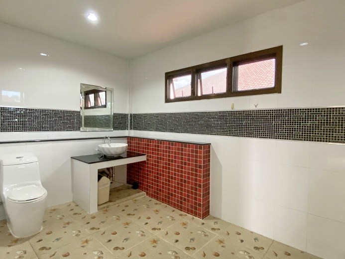 House for rent Jomtien showing the master bathroom 