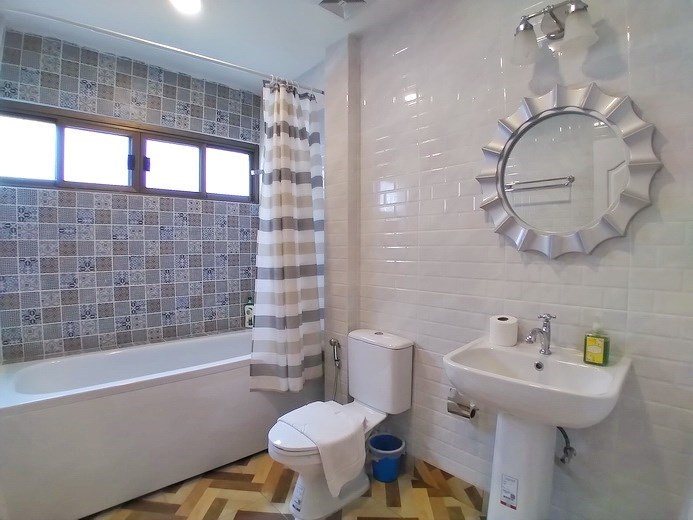 House for rent Jomtien showing the master bathroom 