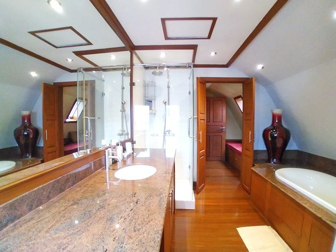 House for rent Jomtien showing the master bathroom House for rent Jomtien showing the master bathroom