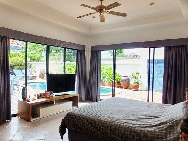 House for rent Jomtien showing the master bedroom with pool view 