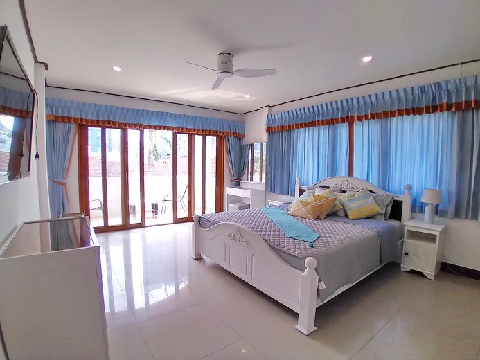 House for rent Jomtien showing the master bedroom and balcony 
