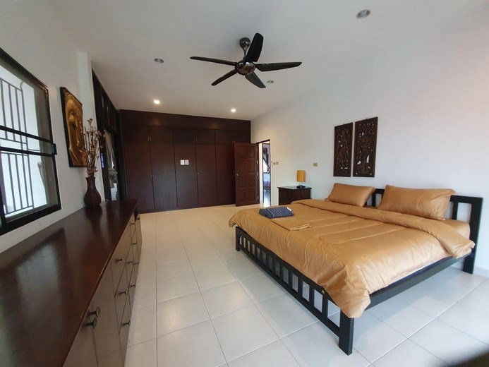 House for rent Jomtien showing the master bedorom with built-in wardrobes 