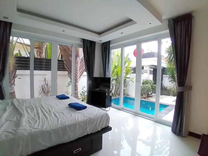 House for rent Jomtien showing the master bedroom pool view 