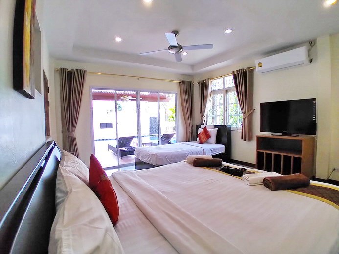 House for rent Jomtien showing the master bedroom pool view 