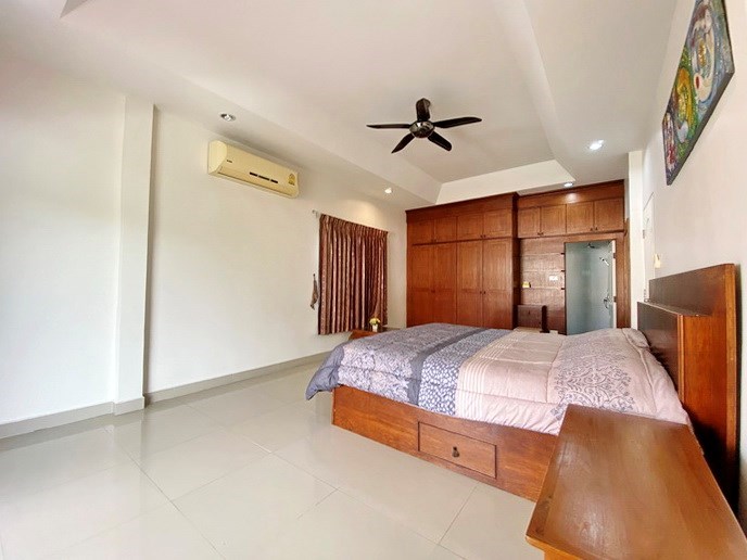House for rent Jomtien showing the master bedroom suite 