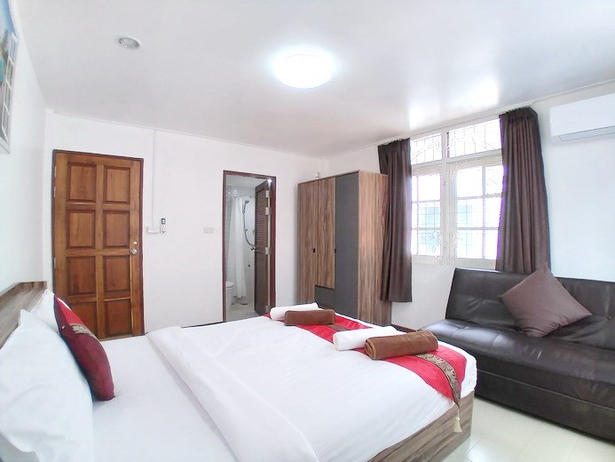 House for rent Jomtien Pattaya showing the master bedroom suite 