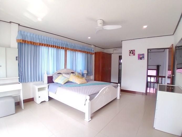 House for rent Jomtien showing the master bedroom suite 