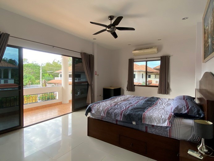 House for rent Jomtien showing the master bedroom and balcony 