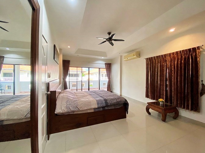 House for rent Jomtien showing the master bedroom with balcony 