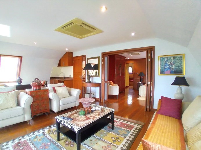 House for rent Jomtien showing the master bedroom with living area House for rent Jomtien showing the master bedroom with living area