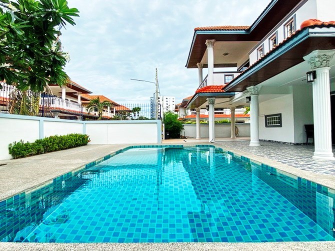House for rent Jomtien showing the pool and carport 