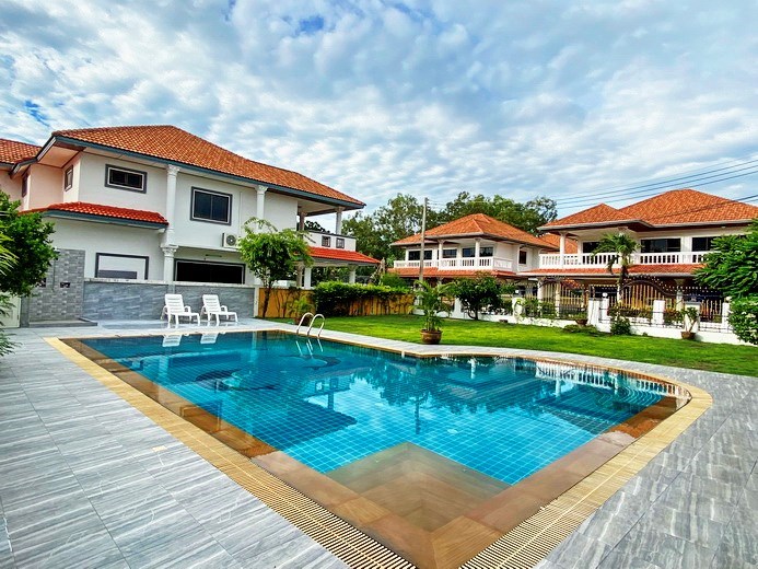 House for rent Jomtien showing the pool and poolside terrace 