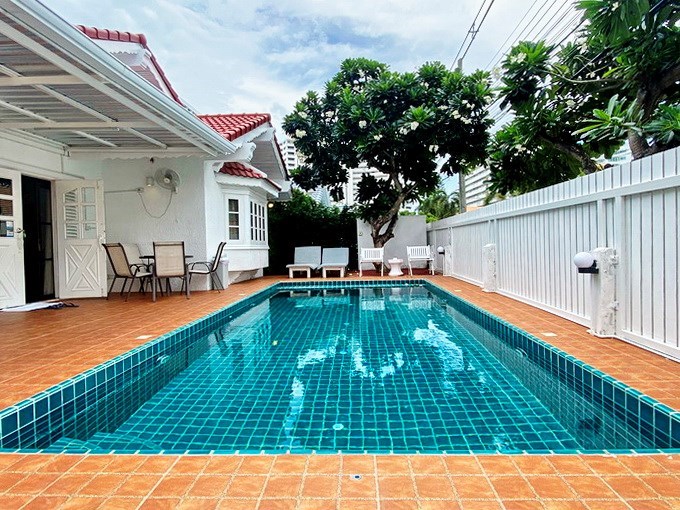 House for rent Jomtien Pattaya showing the pool and terrace 