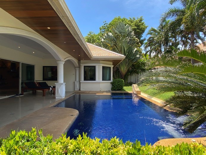 House rent Jomtien Park Villas Pattaya showing the pool and terrace 