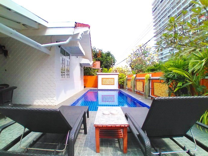 House for rent Jomtien Pattaya showing the poolside terrace 