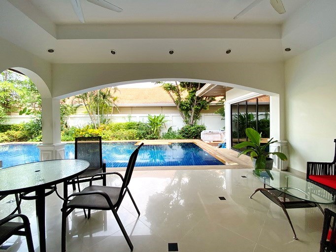 House for rent Jomtien showing the poolside terrace 