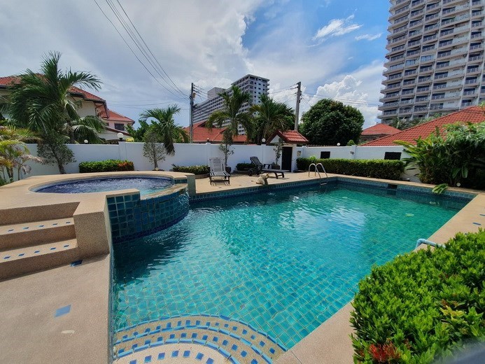 House for rent Jomtien showing the private pool 