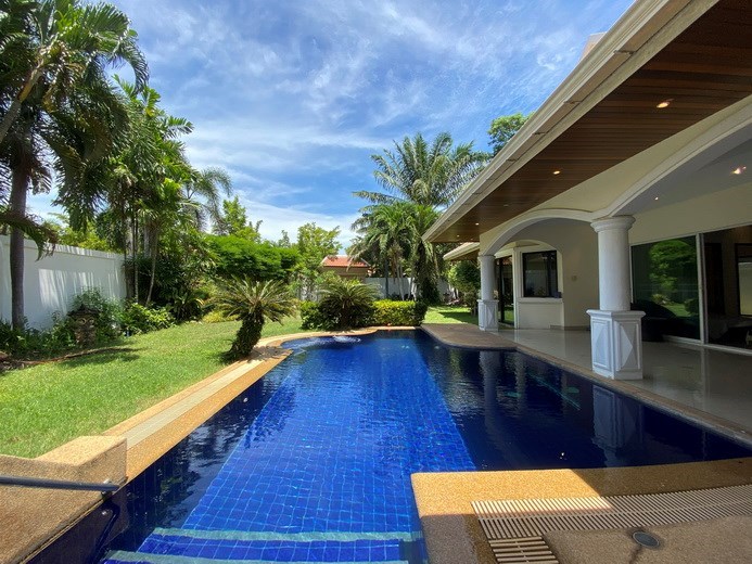 House rent Jomtien Park Villas Pattaya showing the private pool