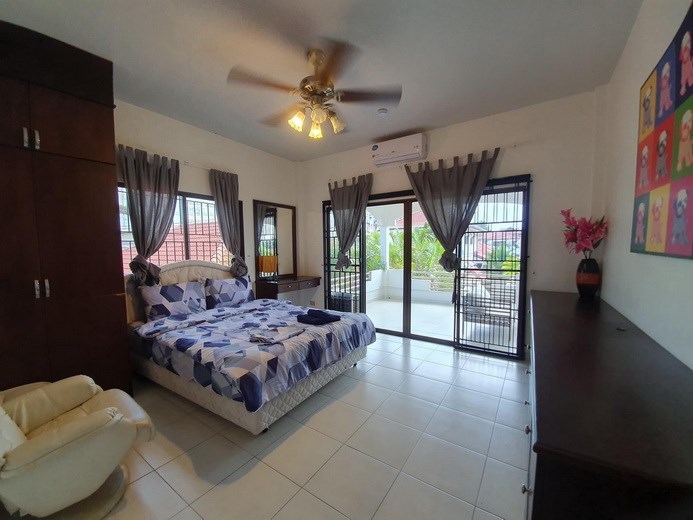 House for rent Jomtien showing the second bedroom and balcony 