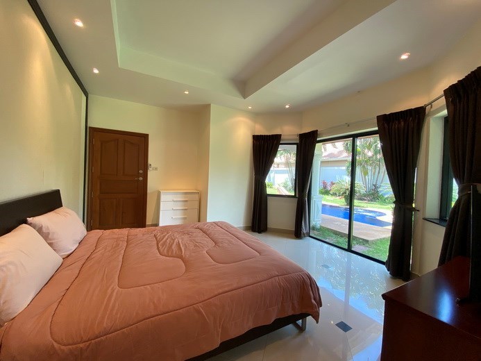 House rent Jomtien Park Villas Pattaya showing the second bedroom with pool view 