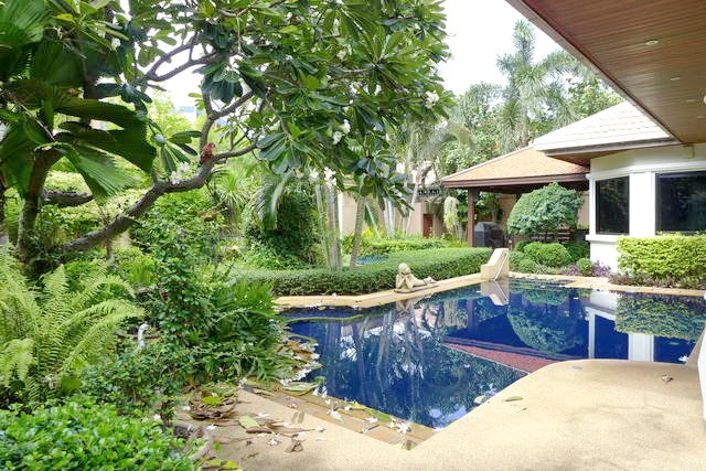 House for rent Jomtien showing the swimming pool and garden House for rent Jomtien showing the swimming pool and garden