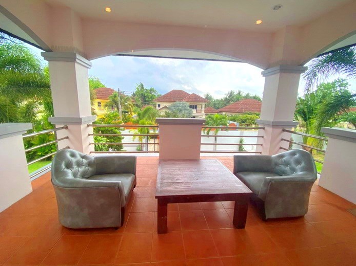 House for rent Mabprachan Pattaya showing the balcony House for rent Mabprachan Pattaya showing the balcony