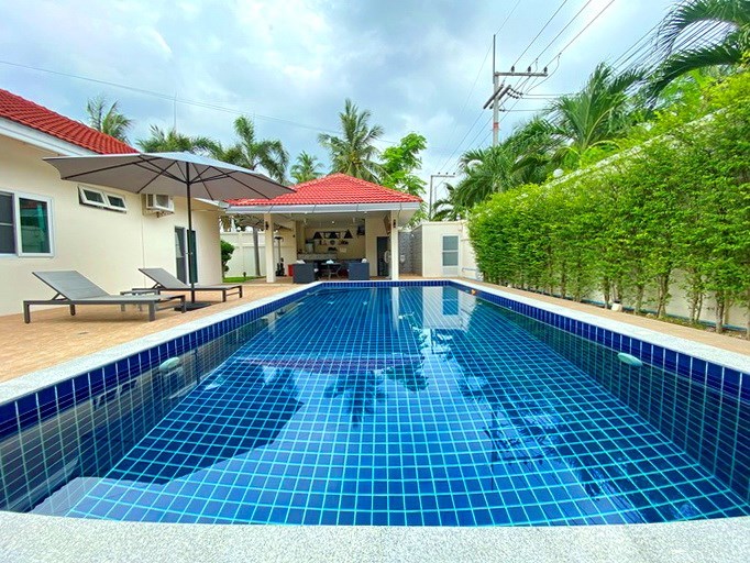 House for rent Mabprachan Pattaya showing the bar area and pool 