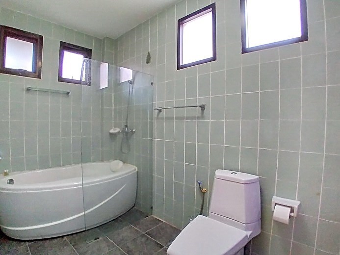 House for rent Mabprachan Pattaya showing the third bathroom with bathtub 