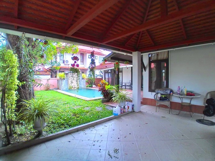 House for rent Mabprachan Pattaya showing the carport and house 