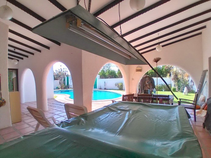 House for rent Mabprachan Pattaya showing the covered terrace and pool table House for rent Mabprachan Pattaya showing the covered terrace and pool table
