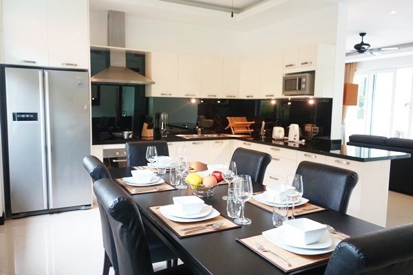 House for rent East Pattaya showing the dining and kitchen areas 