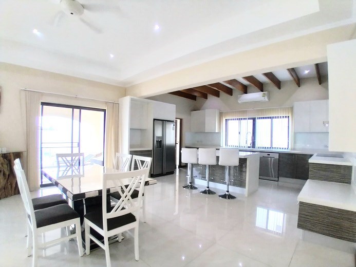 House for rent Mabprachan Pattaya showing the dining and kitchen areas 