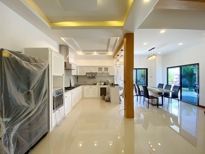 House for rent Mabprachan Pattaya showing the dining and kitchen areas 