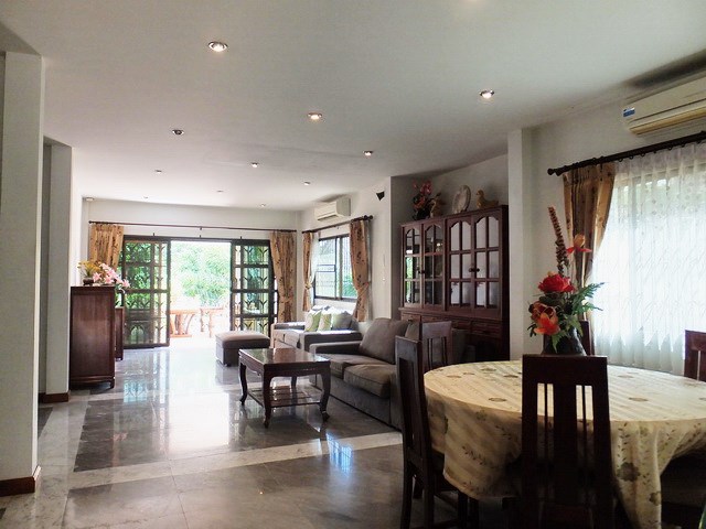 House for rent Mabprachan Pattaya showing the dining and living areas