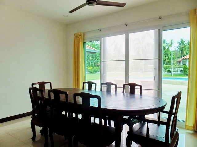 House for rent Mabprachan Pattaya showing the dining area with pool view 