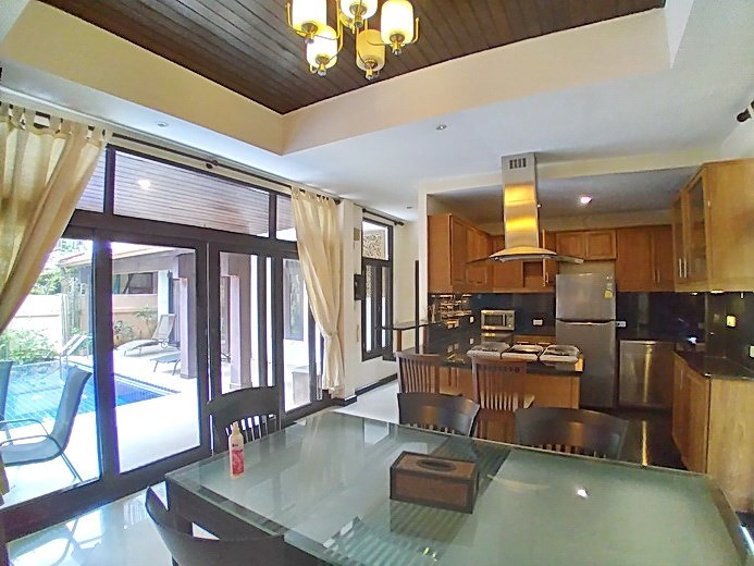 House for rent Mabprachan Pattaya showing the dining and kitchen areas 