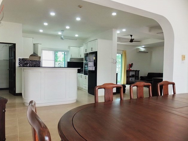 House for rent Mabprachan Pattaya showing the dining, kitchen and living areas 