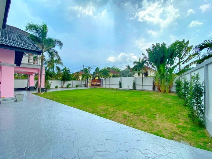 House for rent Mabprachan Pattaya showing the garden House for rent Mabprachan Pattaya showing the garden