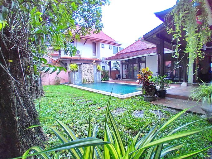 House for rent Mabprachan Pattaya showing the garden and pool  