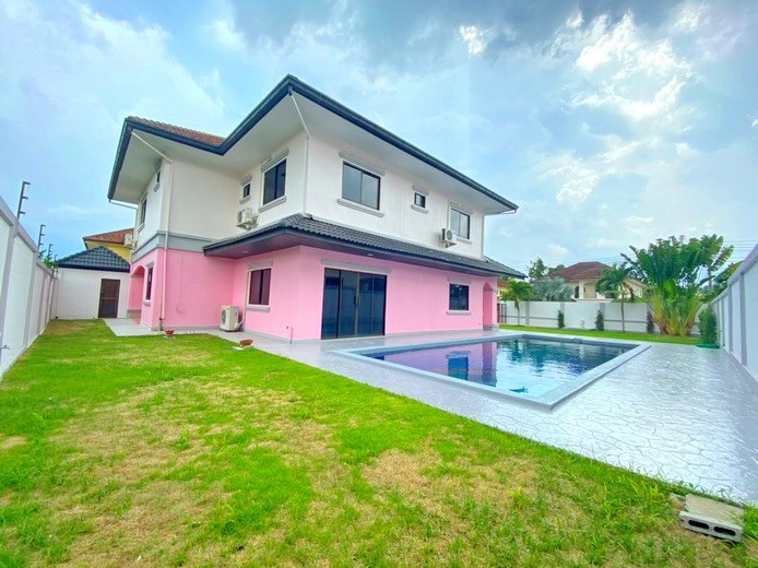 House for rent Mabprachan Pattaya showing the garden and pool House for rent Mabprachan Pattaya showing the garden and pool