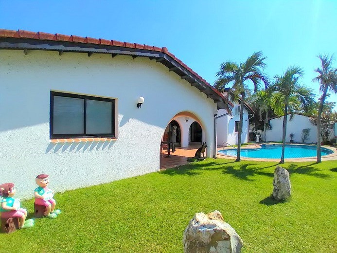 House for rent Mabprachan Pattaya showing the garden and pool House for rent Mabprachan Pattaya showing the garden and pool