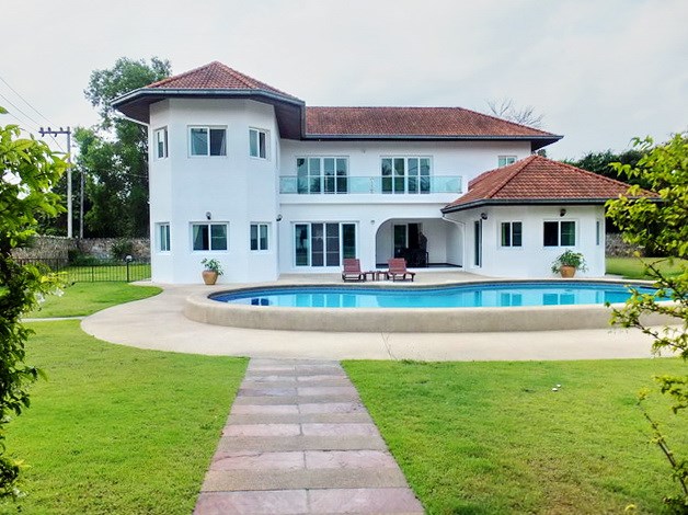 House for rent Mabprachan Pattaya showing the house, pool and garden 