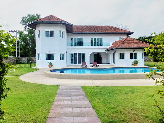 House for rent Mabprachan Pattaya showing the house, pool and garden 