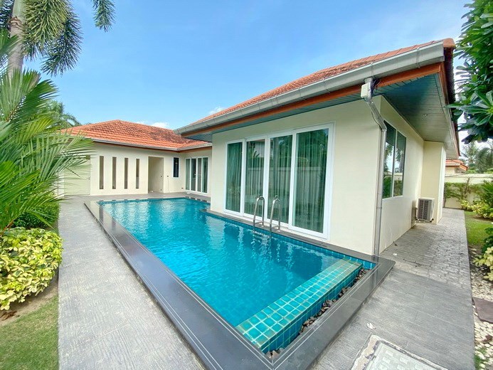 House for rent East Pattaya showing the house and pool 