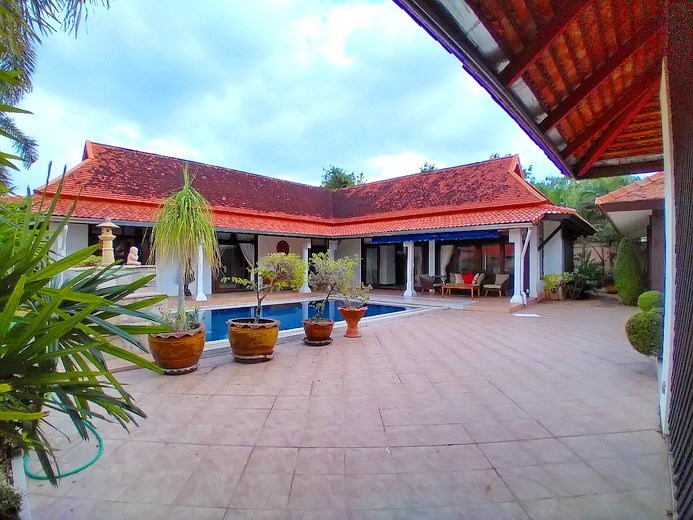 House for rent Mabprachan Pattaya showing the house and pool House for rent Mabprachan Pattaya showing the house and pool