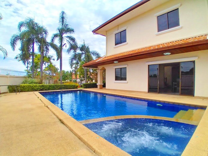 House for rent Mabprachan Pattaya showing the house and pool 