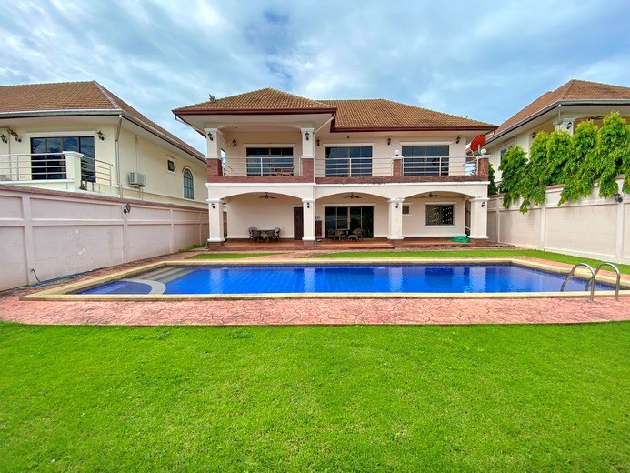 House for rent Mabprachan Pattaya showing the house and pool 