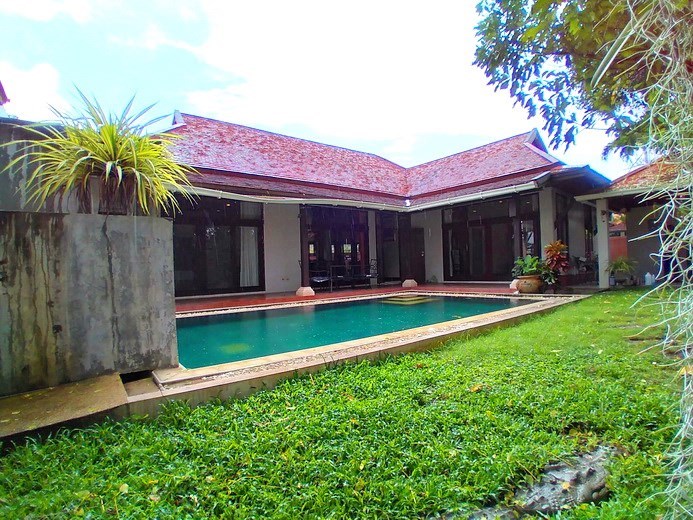 House for rent Mabprachan Pattaya showing the house, garden and pool